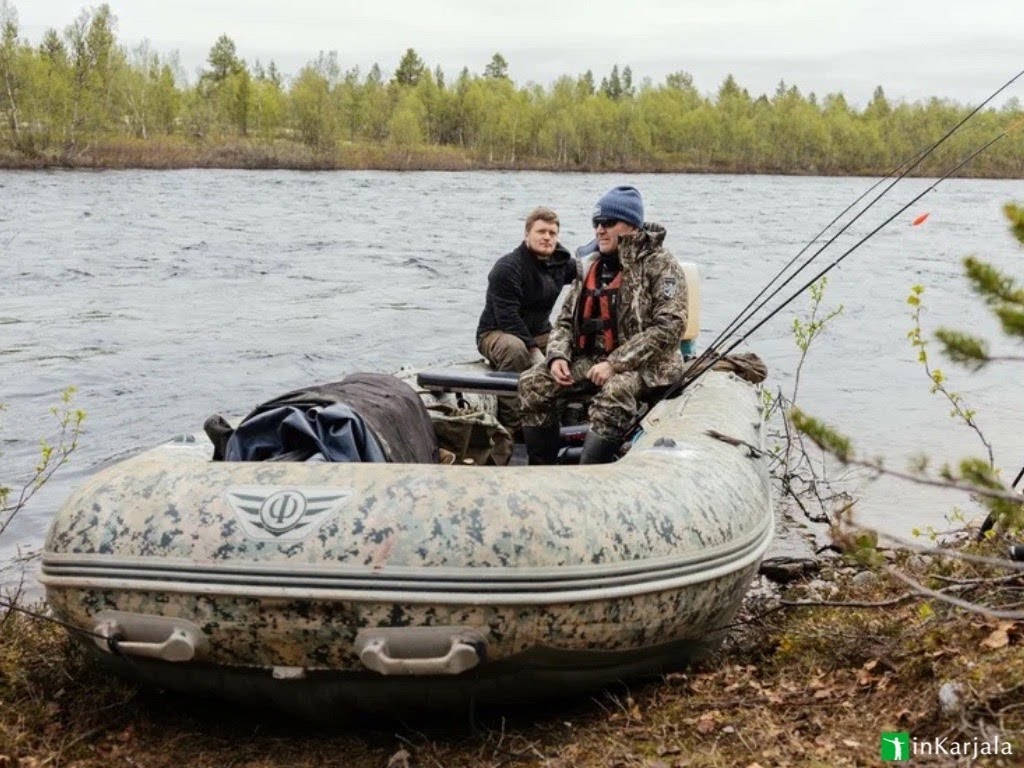 Лодка на северной воде — выход на маршрут рыбалки